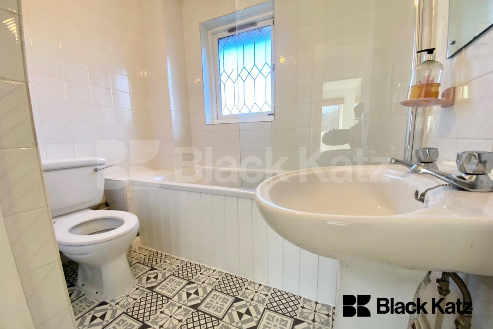 Two bedroomed house with study room, conservatory, parking & charming garden   Kinburn Street, Rotherhithe/Canada Water. 